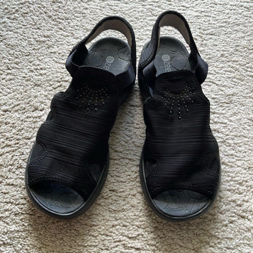 BZees stretch wedge sandal black size 10